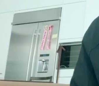 Apa sih Benda Cerah dan Merah Muda di Kulkas Jungkook BTS itu?